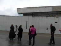 Vue du dehors, la caserne rappelle un navire de guerre..JPG